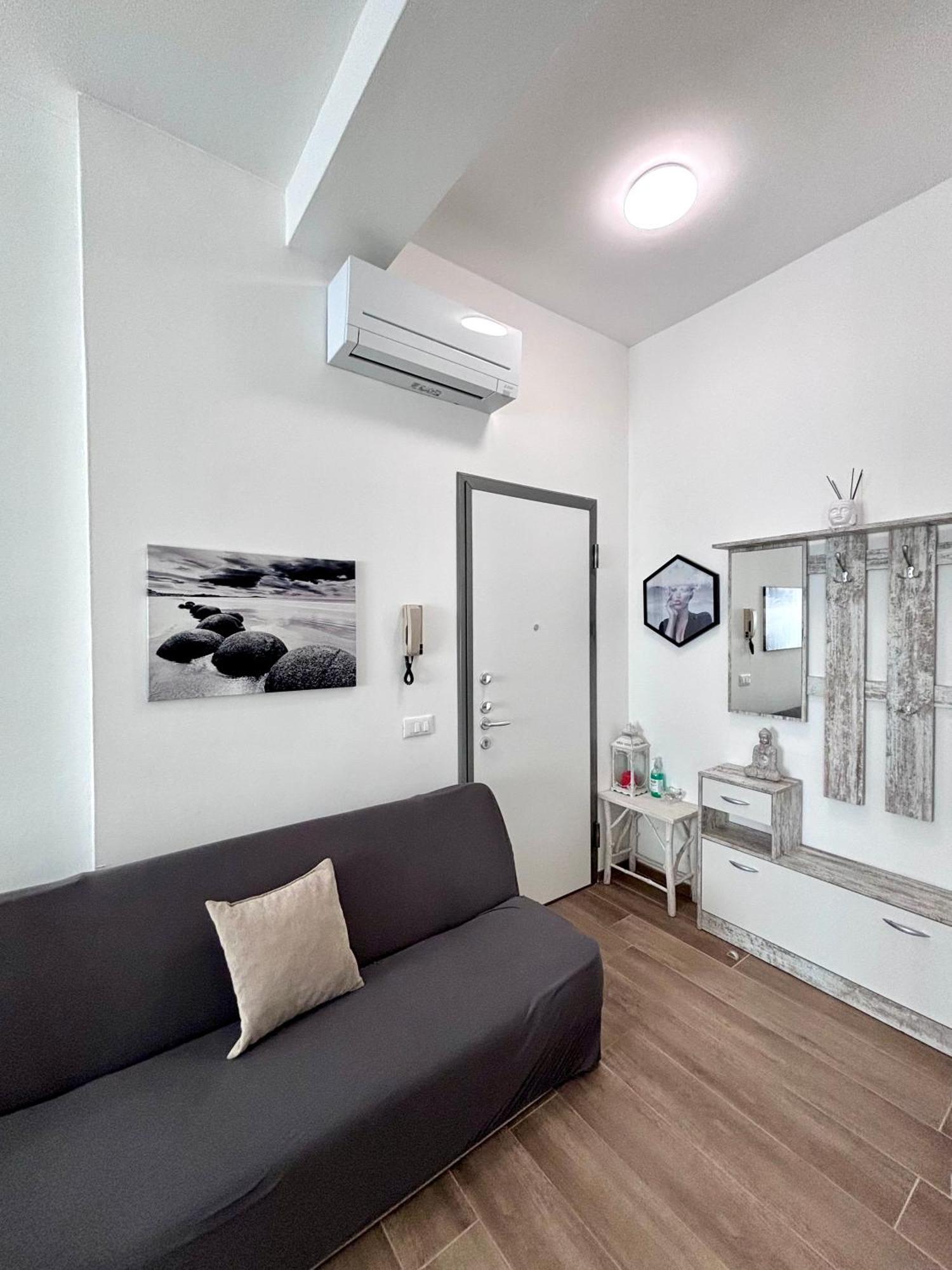 Bilocale In Bande Nere-Metro Rossa Duomo Apartment Milan Bagian luar foto